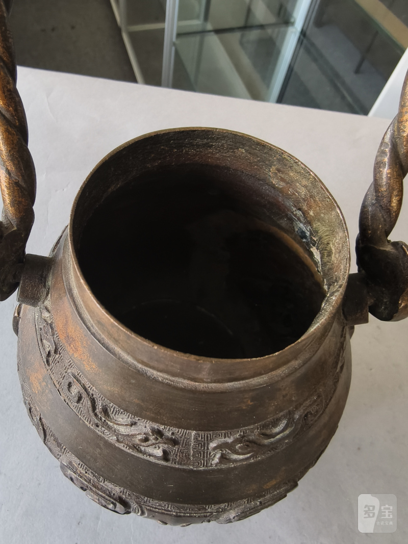 A bronze vessel 'hu' in archaic style with partial gilding - 图6